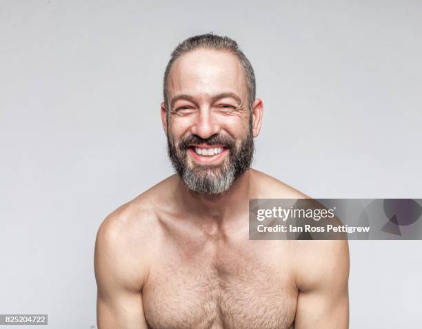 middle-aged man with beard - tronco nu imagens e fotografias de stock