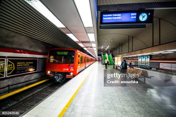 mensen wachten op trein op metro platform, helsinki, finland - metro platform stockfoto's en -beelden