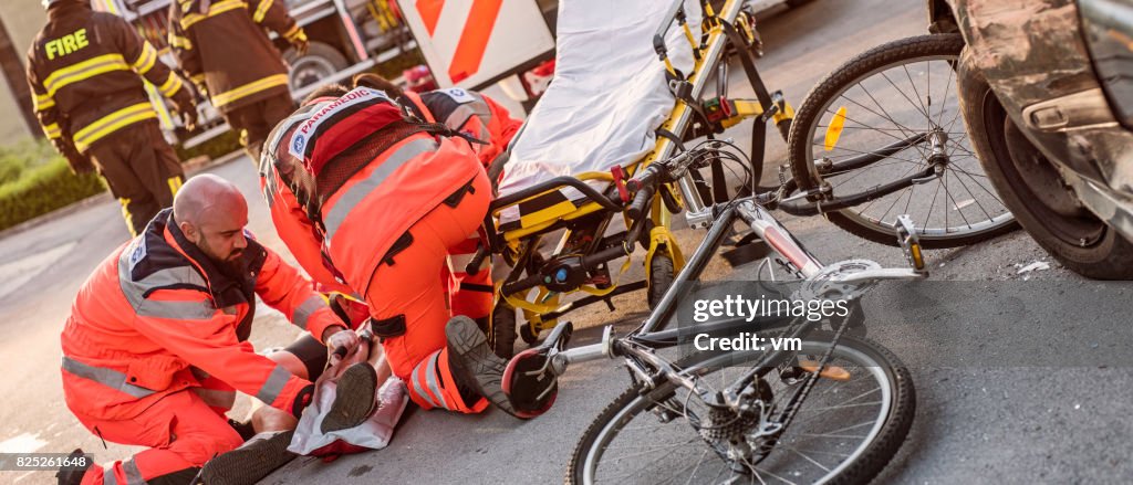 Sanitäter helfen Verletzten Radfahrer
