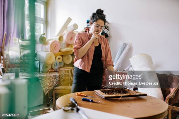 craftswoman met renovatie - stoffeerder stockfoto's en -beelden