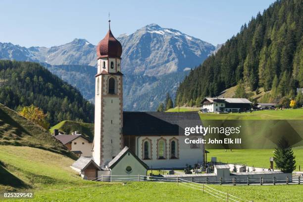 niederthai village church - österreichische zentralalpen stock-fotos und bilder
