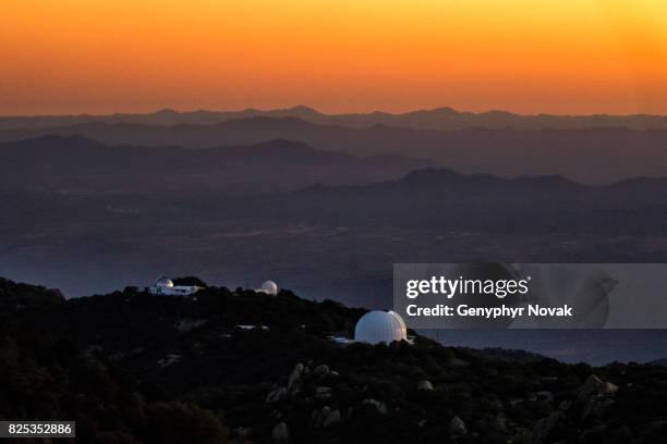 kitt peak sunset with observatories - kitt peak observatorium stockfoto's en -beelden