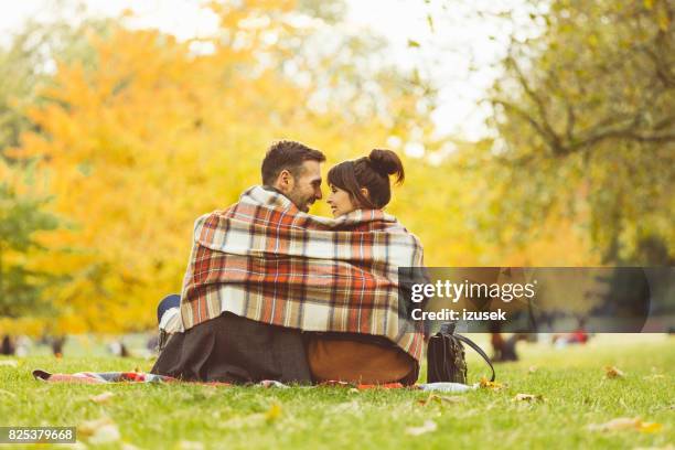 paar, sitzen im garten an einem herbsttag - st james's park london stock-fotos und bilder