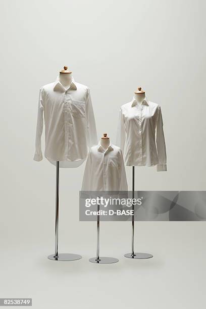 family mannequin dressing a white shirt. - modelo de base fotografías e imágenes de stock