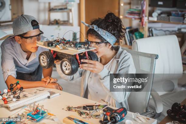 they make good team - preteen models | young nonude teen models imagens e fotografias de stock