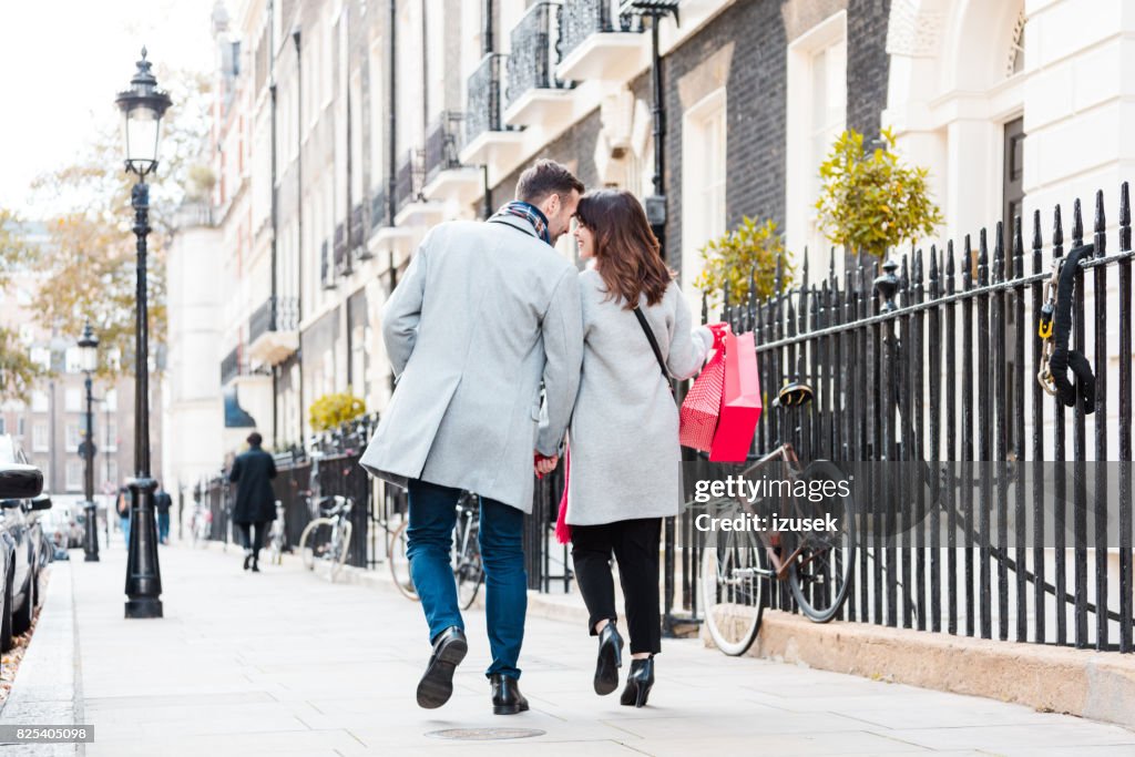 Romantische paar wandelen op de stoep