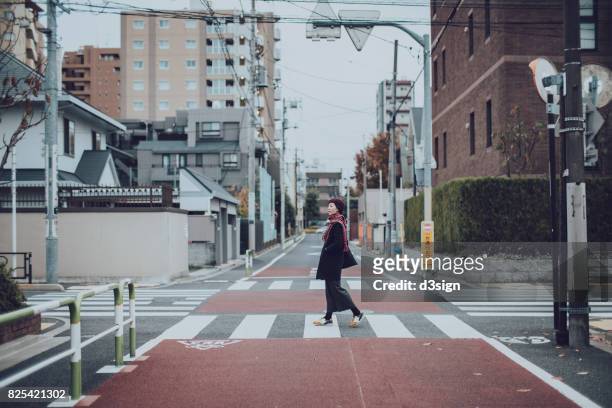 young woman exploring and walking through local streets in tokyo, japan - 日本　住宅街 個照片及圖片檔