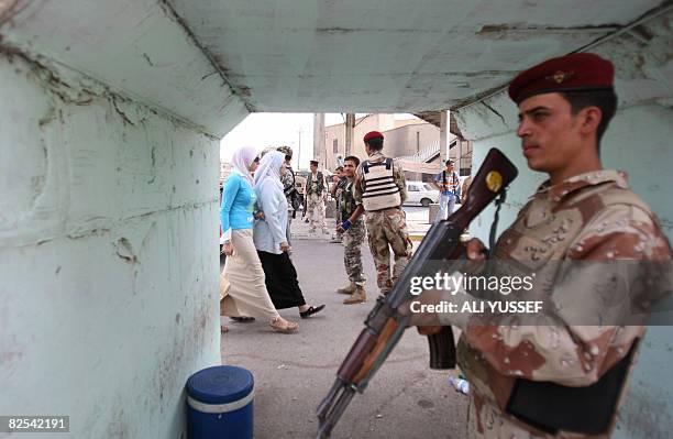 Iraqi Soldiers And Police Man Checkpoints In Baghdad Photos and Premium ...