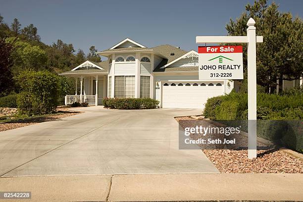 house with for sale real estate agents sign - sells arizona 個照片及圖片檔