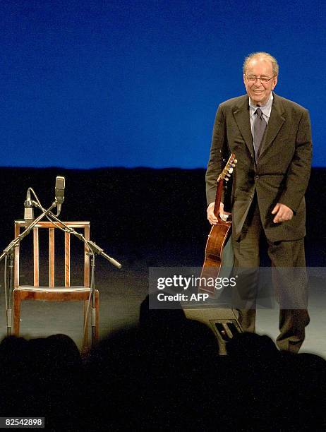 Brazilian musician Joao Gilberto walks on stage before his presentation late at night on August 24, 2008 at the Teatro Municipal in Rio de Janeiro....