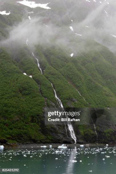 waterfalls through the clouds with ice in the water - foresta nazionale di chugach foto e immagini stock