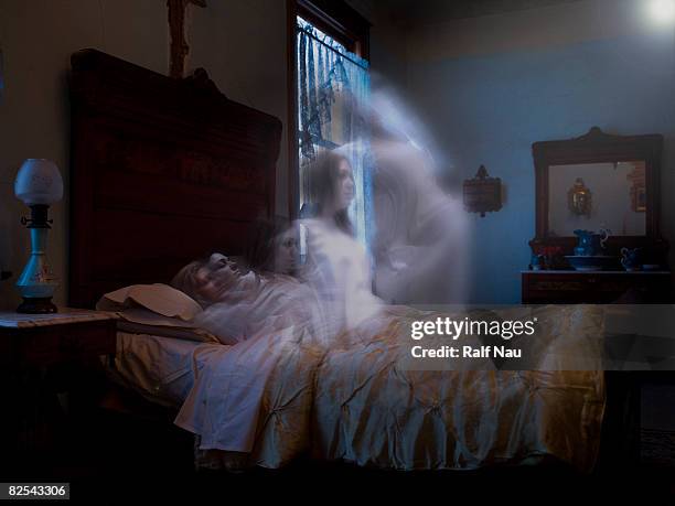 spirit rising from body - death photos stockfoto's en -beelden