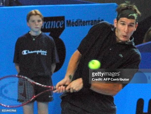 Le Français Jérôme Golmard adresse un coup droit au Russe Evgeni Kafelnikov, le 14 février 2001 au Palais des sports de Marseille, lors de la 3e...