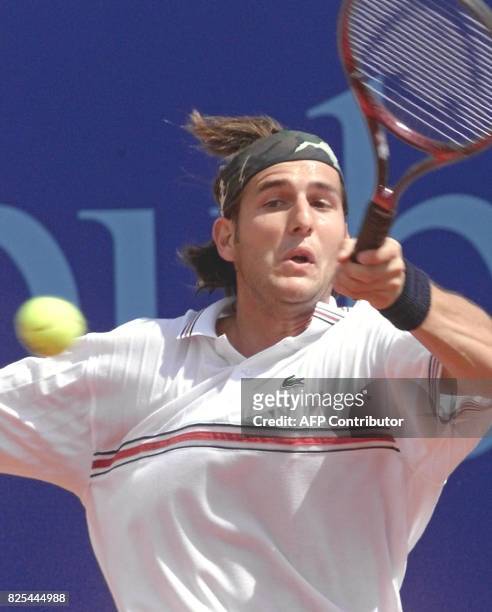 Le Francais Jérôme Golmard retourne la balle à son adversaire espagnol Albert Costa, le 19 avril 2000 à Monaco, lors du 2e tour du Tennis Masters...