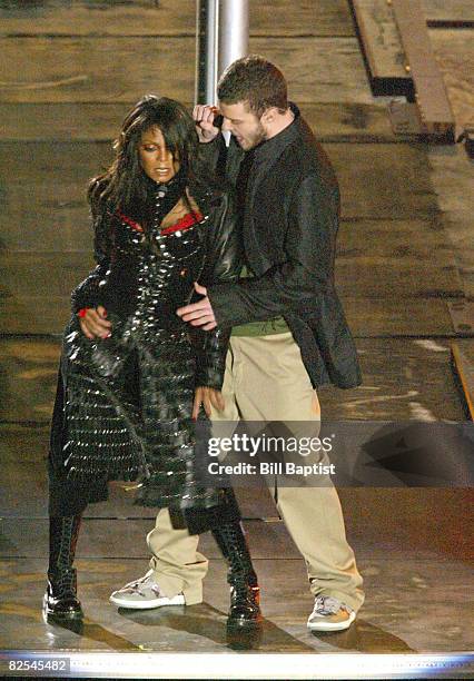 Janet Jackson and Justin Timberlake performs during the half - time show at Super Bowl XXXVIII