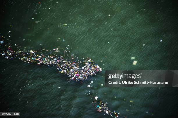 garbage floating on the surface of the sea - contaminación de aguas fotografías e imágenes de stock