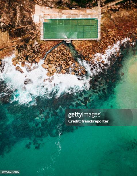 bronte beach natuurlijke zwembad - bondi beach stockfoto's en -beelden