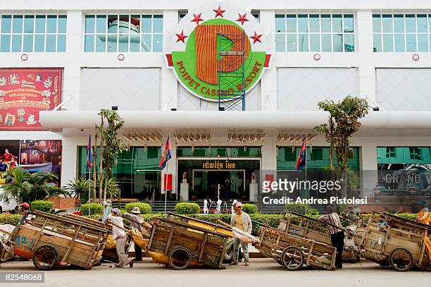 waiting rickshaw drivers - província de banteay meanchey imagens e fotografias de stock
