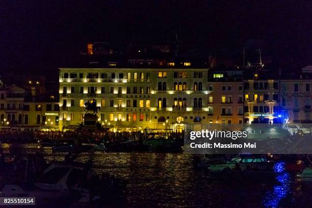 fireworks in venice lagoon - redentore festival celebration in venice stockfoto's en -beelden