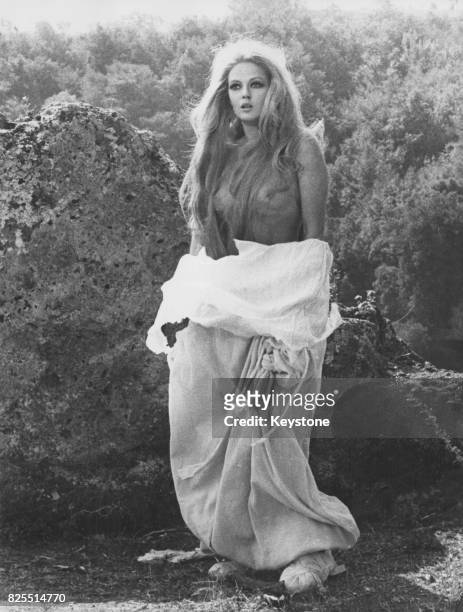 Serbian-Italian actress Beba Loncar in a scene from the film 'Cerca di Capirmi' , 1970.