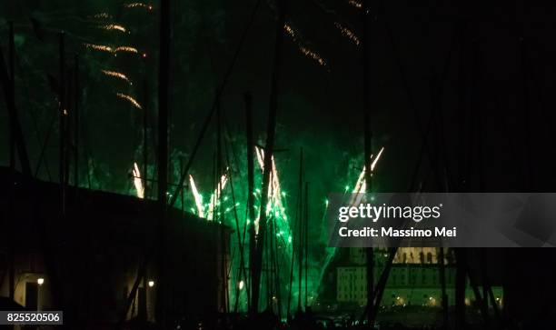 fireworks in venice lagoon - redentore festival celebration in venice stockfoto's en -beelden