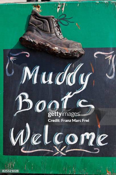 pub sign in grassington invites hikers with dirty boots, yorkshire dales national park, north yorkshire, england - yorkshire dales national park stock pictures, royalty-free photos & images