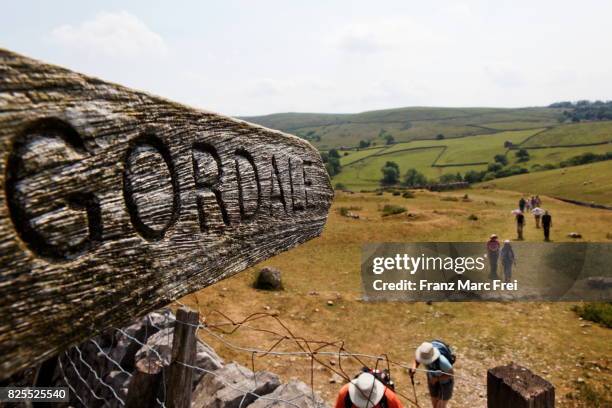 wandergruppe in den yorkshire dales, yorkshire dales national park, yorkshire, england - yorkshire dales nationalpark stock-fotos und bilder