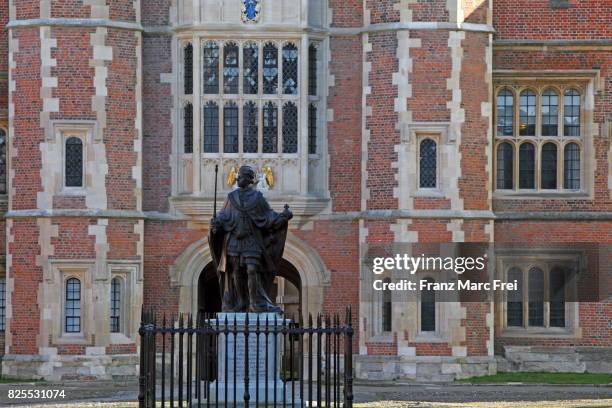 quadrangle court with the statue dof the founder of  eton college, berkshire, england - eton college stock pictures, royalty-free photos & images