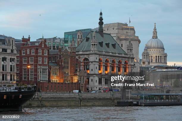 sion hall by sir arthur blomfield, the city of london school und rechts st. pauls cathedral, city of london, london, england - st pauls cathedral london - fotografias e filmes do acervo