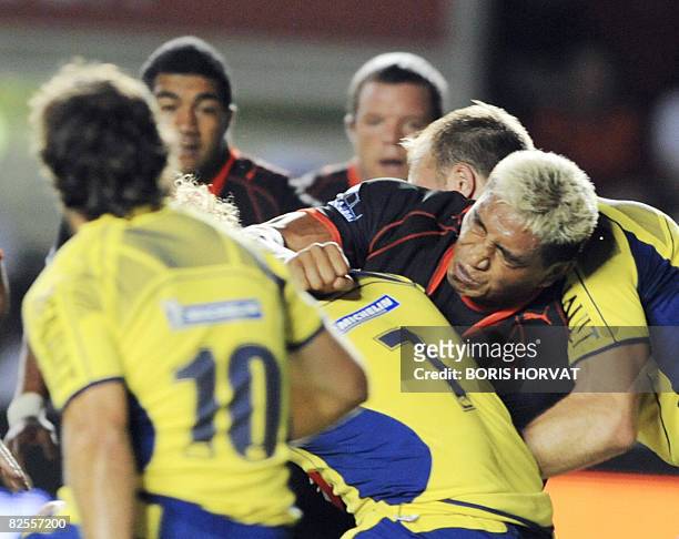 Toulon's player Jerry Collins fights for the ball with Clermont's defenders on August 26, 2008 at the Mayol stadium in Toulon, southern France,...
