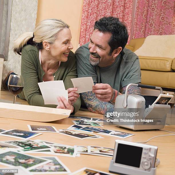 couple looking at photographs - photographie numérique photos et images de collection