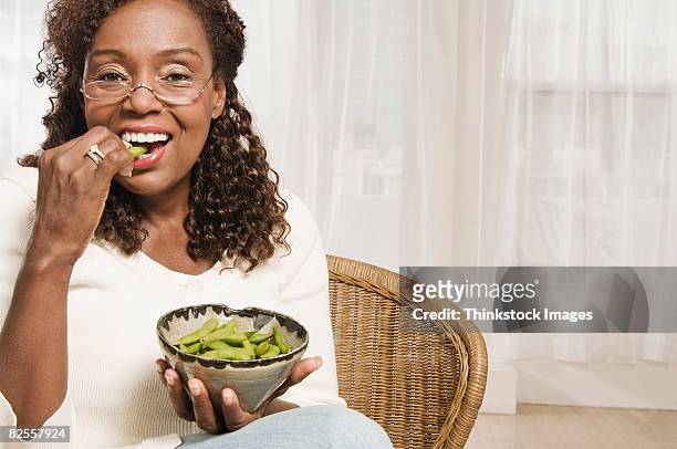 woman eating edamame - edamame 個照片及圖片檔
