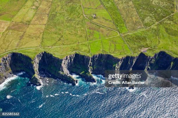 aerial view of the "cliffs of moher" in ireland - irlanda foto e immagini stock