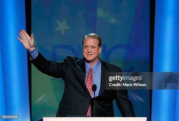 Iowa Governor Chet Culver waves during day two of the Democratic National Convention at the Pepsi Center August 26, 2008 in Denver, Colorado. U.S....