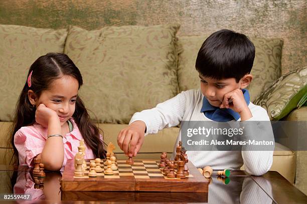 boy and girl play chess - alex boys stockfoto's en -beelden