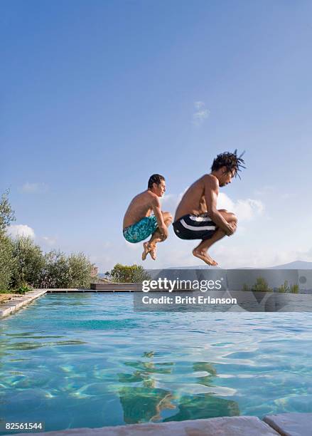 young men jumping into a pool - 馬賽族 個照片及圖片檔