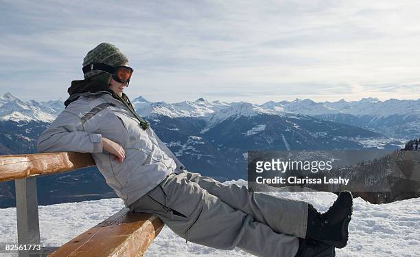 snowboarder sitting on bench  - zurücklehnen stock-fotos und bilder