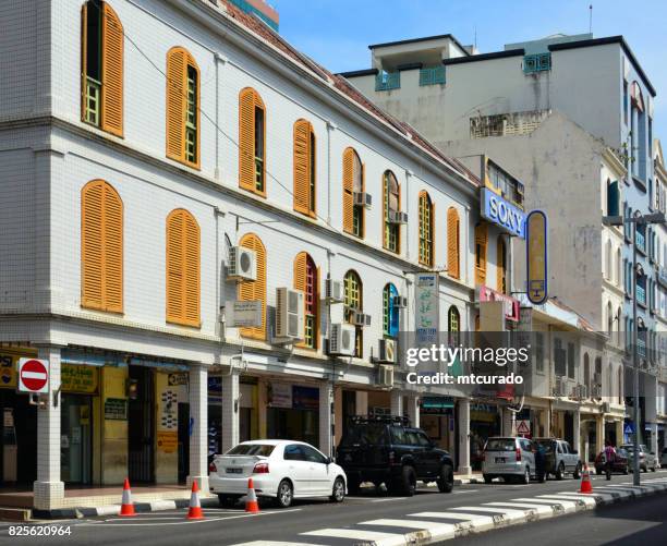 edificios coloniales, bandar seri begawan, brunei darussalam - brunei fotografías e imágenes de stock