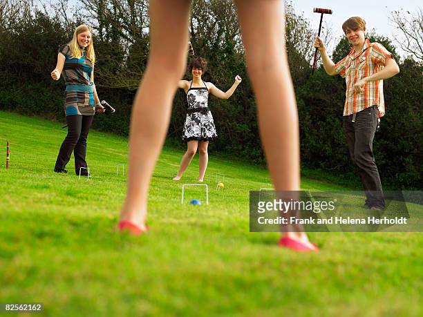 man and women playing croquet in garden - croyde stockfoto's en -beelden