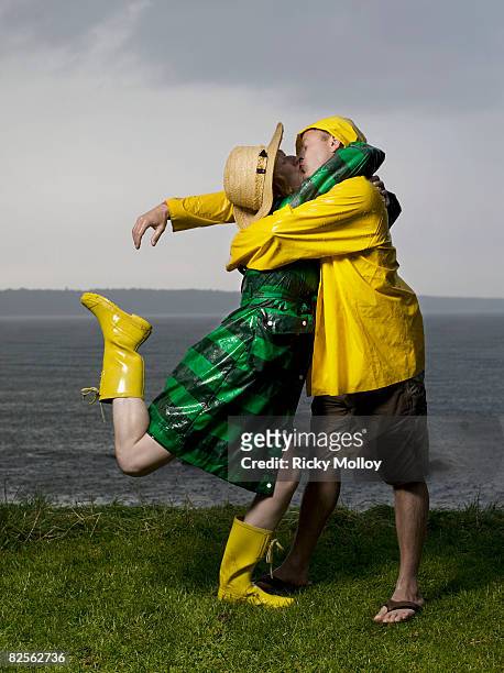 couple kissing and hugging in the rain - rain kiss stockfoto's en -beelden