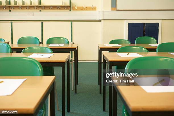 empty classroom - great britain photos et images de collection