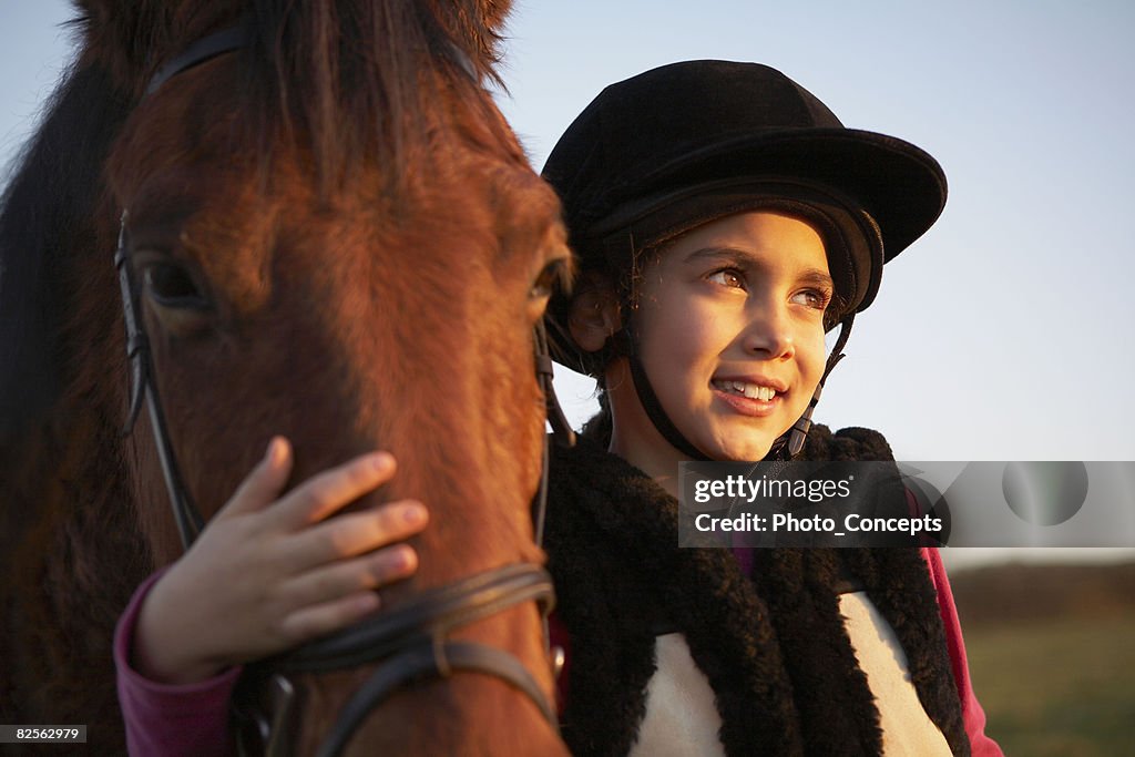Mädchen umarmen pony