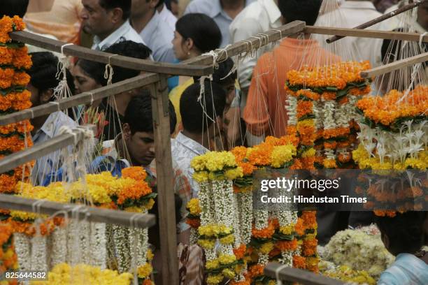 Market - Shopping - Dadar Flower Market.