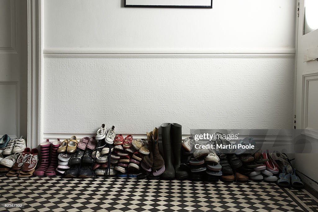 Viele verschiedene Schuhe liegen im Flur