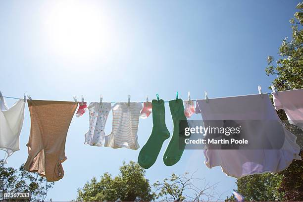 limpieza de la línea de un par de calcetines verde - hacer la colada fotografías e imágenes de stock
