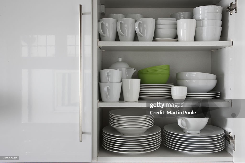 White Geschirr liegen im Schrank mit grünen bowl