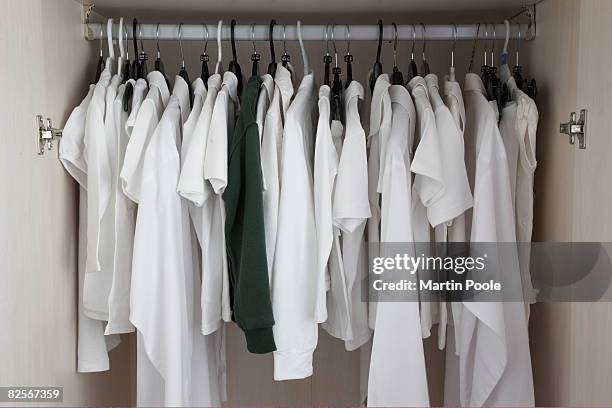 bianco vestiti nell'armadio, una zona verde - vestito bianco foto e immagini stock