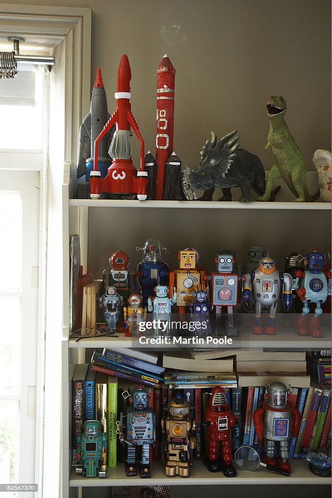 Spielzeug auf Regal in childs Schlafzimmer