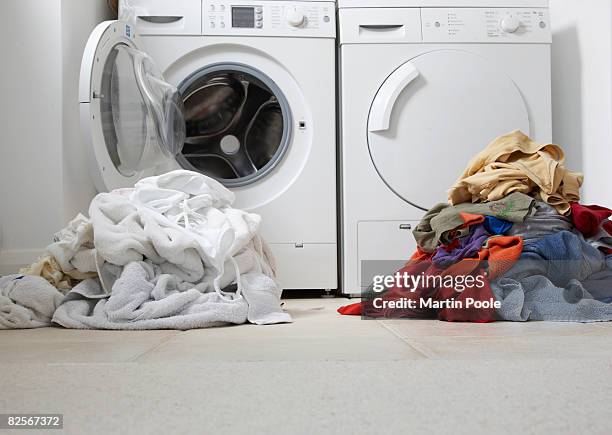 eine farbige einem weißen haufen von waschen - washing machines stock-fotos und bilder