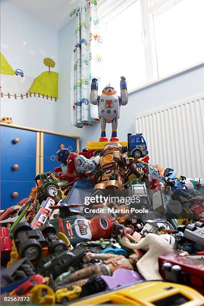 um robô de brinquedo no topo da pilha de am - grupo grande de objetos imagens e fotografias de stock
